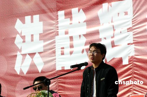 cctv调研区频道 管理 正文 5年前,河南贫寒大学生洪战辉因带着捡来