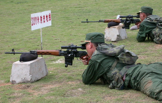 请根据题目中现场图片回答出武警战士所用枪械的型号名称?