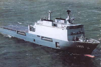 5. 图为荷兰鹿特丹级两栖船坞登陆舰,满载排水量12750吨.
