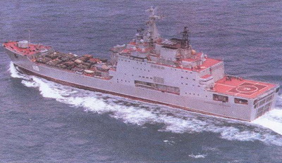 图为前苏联仿西方两栖船坞登陆舰建造的伊万·罗戈夫级两栖运输坞舰