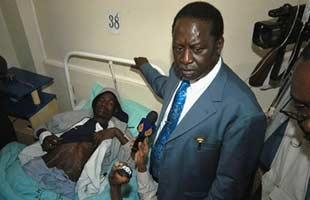 Opposition leader Raila Odinga, center right, visits people who were hospitalized after being shot during clashes in Nairobi, Kenya Thursday, Jan. 3, 2008. (AP Photo/Riccardo Gangale) 