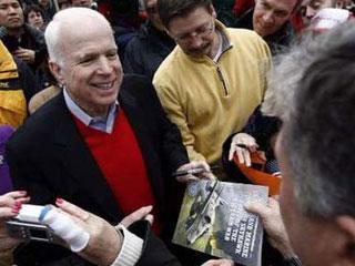 Republican presidential candidate Senator John McCain (R-AZ) shakes hands with supporters during "The Mac is Back" rally in Keene, New Hampshire, Jan. 7, 2008. (Xinhua/Reuters Photo)