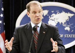 U.S. State Department spokesman Sean McCormack,seen on May 1, 2006, flatly dismissed on Wednesday the claim by Iran that the video and audio released by the Pentagon showing Iranian boats confronting U.S. warships in the Persian Gulf were fabricated. (Xinhua/Reuters File Photo)