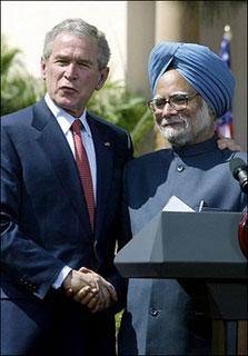 US President George W. Bush(L) shakes hands with Indian Prime Minister Manmohan Singh after a joint press conference at Hyderabad House in New Delhi in 2006. (AFP/File/Raveendran) 