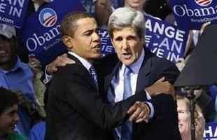 Democratic presidential candidate and U.S. Senator Barack Obama (L) receives a hug and an endorsement from former presidential candidate and U.S. Senator John Kerry as he speaks during a campaign stop at the College of Charleston in Charleston, South Carolina, Jan. 10, 2008. (Xinhua/Reuters Photo)