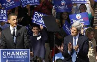 Democratic presidential candidate and U.S. Senator Barack Obama (D-IL) receives an endorsement from U.S. Senator John Kerry (D-MA) (R) as he speaks during a campaign stop at the College of Charleston in Charleston, South Carolina, Jan. 10, 2008. (Xinhua/Reuters Photo)