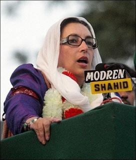 Former premier Benazir Bhutto addresses her supporters during her last election campaign in Rawalpindi, 27 December 2007.(AFP/File/Aamir Qureshi)