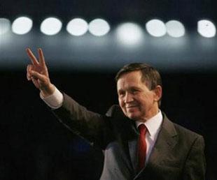 Dennis Kucinich waves to the crowd after speaking at the New Hampshire Democratic Party 100 Club dinner in Milford, January 4, 2008. Kucinich told a newspaper on Thursday he would end his race for the U.S. presidency after registering little voter support in early state contests.(Xinhua/Reuters Photo)