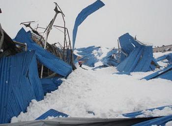 Photo taken on Jan. 26 shows the collapsed market house in Chaohu, east China's Anhui Province. A 3000-square-meter market of farm products was weighed down by heavy snow Saturday, with 8 people trapped in ruins. All of stucked victims were rescued several hours later. (Xinhua Photo)