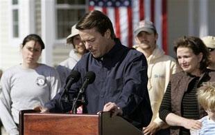 Democrat John Edwards looks down at his notes as he announces his withdrawal from the presidential race in the Ninth Ward of New Orleans, La., Wednesday, Jan. 30, 2008. (AP Photo/Alex Brandon) 