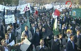 Police in riot gear have clashed with hundreds of lawyers protesting in the Pakistani capital, Islamabad. (CCTV.com)