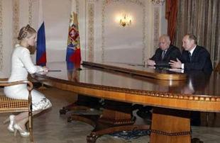 Russia's President Vladimir Putin (R), Russia's Ambassador to Ukraine Viktor Chernomyrdin (2nd R) and Ukraine's Prime Minister Yulia Tymoshenko meet in the presidential residence Novo-Ogaryovo outside Moscow Feb. 20, 2008. (Xinhua/Reuters Photo)