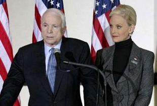 Republican US presidential front-runner John McCain (L) speaks as his wife Cindy listens during a news conference in Toledo, Ohio, Feb. 21, 2008. (Xinhua/Reuters Photo)