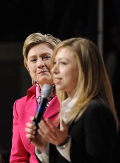 U.S. Democratic presidential candidate Senator Hillary Clinton (L) and her daughter Chelsea Clinton (R) attend a campaign event at the Constitution Hall in Washington D.C., the United States, March 26, 2008.(Xinhua Photo)