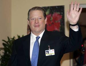 Former U.S. Vice President Al Gore waves to journalists as he arrives at the side event of the U.N. Climate Change Conference 2007 in Nusa Dua, on Bali island, December 13, 2007. (Xinhua/Reuters Photo)