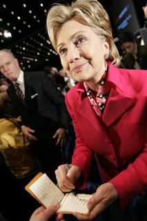 U.S. Senator Hillary Clinton (D-NY) signs an autograph after speaking to members of the Alliance for American Manufacturing on the challenges facing America's manufacturers in Pittsburgh, Pennsylvania April 14, 2008. (Xinhua/Reuters Photo)