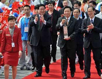 Yang Shu'an (C), Executive Vice President of the Beijing Olympic Organizing Committee, displays the lantern which holds the Olympic flame upon the arrival in Hong Kong, south China on April, 30. The Olympic torch relay in Hong Kong will be held on May 2. (Xinhua Photo)