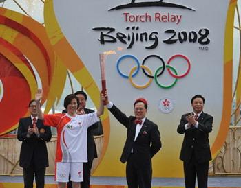 Lee Lai-shan (front L), Hong Kong's first ever Olympic gold medalist, is the first runner of the 20th leg of the Beijing Olympic torch relay which started in Hong Kong SAR at 10:28 a.m. local time on Friday. (Xinhua Photo)