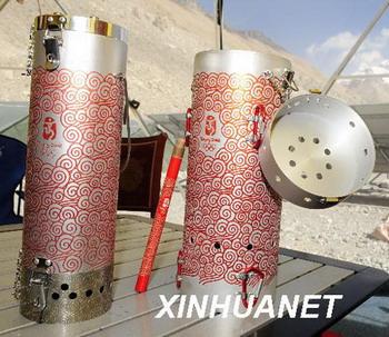 An expert with a torch design lab under the China Aerospace Science and Industry Corp. said at the Qomolangma Base Camp on Wednesday that the Olympic torch can scale the summit without sputtering out.(Xinhua Photo)