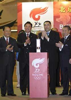 Chui Sai On(R2), secretary for Social Affairs and Culture of the Macao Special Administrative Region, and several other officials and leaders of the Macao Olympic Committee (MOC) attend the welcoming ceremony at the Macao international airport. (Xinhua Photo)