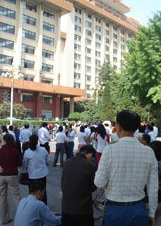 People gather on a street in Xi'an, capital of northwest China's Shaanxi Province, after an earthquake occurred on May 12, 2008. A major eathquake measuring 7.8 Richter Scale jolted Wenchuan County of Sichuan province at 2:28 p.m. on Monday. (Xinhua Photo)