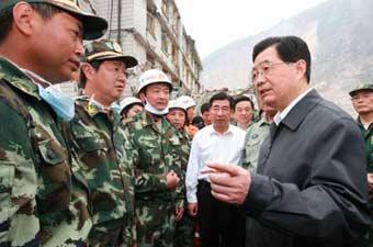 Chinese President Hu Jintao (R) talks with with military officers when he inspects disaster relief work in the quake-hit Xuankou Town of Wenchuan County in southwest China's Sichuan Province, May 17, 2008.(Xinhua Photo) 