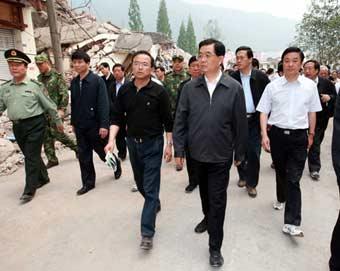 Chinese President Hu Jintao inspects disaster relief work in the quake-hit Longmenshan Town of Pengzhou City in southwest China's Sichuan Province, May 17, 2008.(Xinhua/Ju Peng) 
