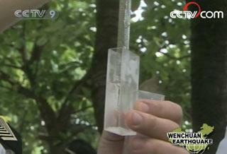 An expert team from Hunan Province tested water quality as soon as they arrived in Pengzhou City.