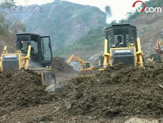 The largest quake lake in Sichuan - Tangjiashan - is about to be drained. More than a thousand troops have been working on it for 5 days. 