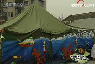 A tent kindergarten opened in the city of Shifang, on Sunday, International Children's Day.(Photo: CCTV.com)