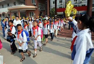 Students from the quake-hit Sichuan Province in southwest China arrive at Mingzhu Primary School in Jinan, capital of east China's Shandong Province, June 5, 2008. (Xinhua Photo)