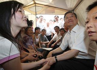 Chinese Premier Wen Jiabao (2nd R) visits quake-affected people at the resettlement in the Mianyang Branch of Sichuan Conservatory of Music, in Mianyang, a city in quake-hit southwest China's Sichuan Province, June 6, 2008. (Xinhua Photo)