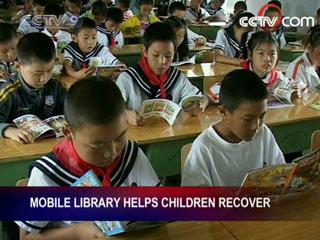 In Mianzhu City, a mobile library has brought both knowledge and happiness to rural primary school students.