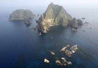 An aerial view shows Dokdo islets, known as 'Takeshima' in Japan, in South Korea Monday, July 14, 2008.(Xinhua/AFP Photo)