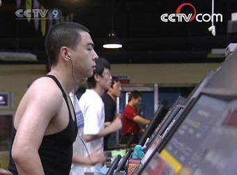 These people are exercising at a fitness club in downtown Beijing. They're here to lose weight, relax, or keep fit.(CCTV.com)