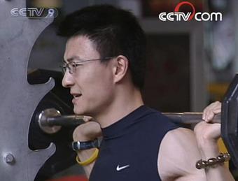 These people are exercising at a fitness club in downtown Beijing. They're here to lose weight, relax, or keep fit.(CCTV.com)