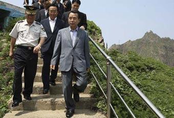 South Korean prime minister Han Seung-soo (C) and other officials visit the small cluster of islands, called Dokdo in Korean and Takeshima in Japanese, July 29, 2008.(Agencies)