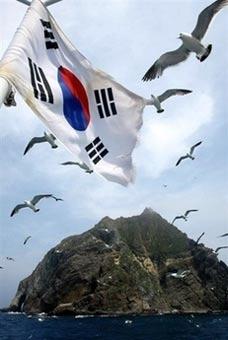 A South Korean flag flutters aboard a tourship near islands in the Sea of Japan (East Sea) -- known as Takeshima in Japan and Dokdo in South Korea on July 16.(AFP)