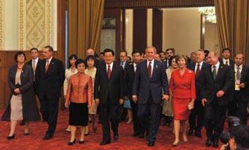 Chinese President Hu Jintao, together with world dignitaries, enters the banquet hall in the Great Hall of the People for a grand welcoming luncheon, Beijing, China, Aug. 8, 2008. (Xinhua/Fan Rujun Photo)