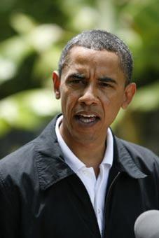 U.S. Democratic presidential candidate Senator Barack Obama (D-IL) gives a speech while on vacation in Kailua, Hawaii Aug. 11, 2008.(Xinhua/Reuters Photo)