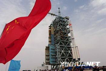 The Shenzhou-7 manned spaceship, the Long-March II-F rocket and the escape tower are vertically transferred to the launch pad at the Jiuquan Satellite Launch Center in northwest China's Gansu Province Sept. 20, 2008. The transfer finished at 3:15 p.m.on Saturday, marking the final stage of the launching preparation.(Xinhua Photo)