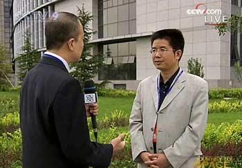 CCTV reporter Han Bin at the Beijing Aerospace Control and Command Center interviewing Peng Liwen, chief designer from Beijing Aerospace Control and Command Center