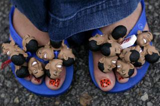 A guest wears footwear decorated with a Barack Obama theme at Belmont University before the presidential debate in Nashville, Tennessee October 7,2008.(Xinhua/Reuters Photo)