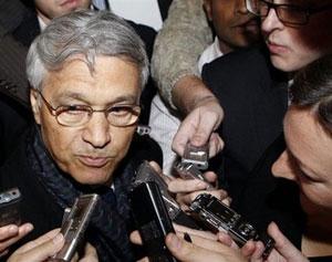 Algerian Energy and Mines minister and OPEC president Chakib Khelil (C) talks to journalists as he arrives at his Vienna hotel.(AFP/Dieter Nagl)
