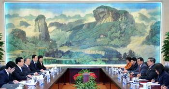 Chinese President Hu Jintao (2nd L) meets with Indonesian President Susilo Bambang Yudhoyono (2nd R) at the Great Hall of the People in Beijing, China, Oct. 23, 2008. Susilo Bambang Yudhoyono is here to attend the seventh Asia-Europe Meeting (ASEM) to be held on Oct. 24-25. (Xinhua Photo)