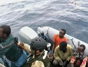 Nine Somali pirates have been captured by the French navy in the Indian Ocean and sent back to Somalia.(CCTV.com)