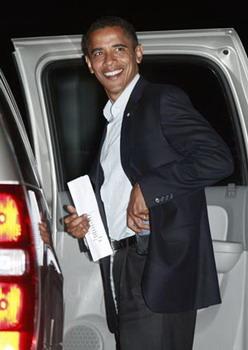 U.S. Democratic presidential nominee Senator Barack Obama (D-IL) smiles as he arrives for an election campaign rally in Springfield, Missouri Nov. 1, 2008.(Xinhua/Reuters Photo)