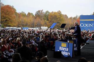 U.S. Republican presidential candidate John McCain speaks at a campaign rally at Pennridge Airport in Perkasie, Pennsylvania on Nov.2, 2008.(Xinhua/AFP Photo)
