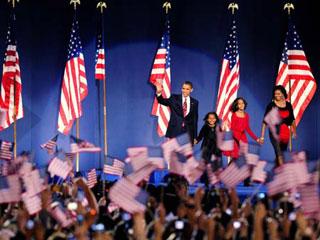 Democratic presidential candidate Barack Obama waves to supporters at the election night rally in Chicago, the United States, on Nov. 4, 2008, after he won the presidential election.(Xinhua/Zhang Yan)
