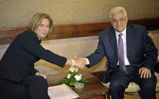 Palestinian President Mahmoud Abbas (R) shakes hands with Israel's Foreign Minister Tzipi Livni after the Middle East peace Quartet meeting at the Red Sea resort of Sharm el-Sheikh November 9, 2008.REUTERS/Amr Dalsh